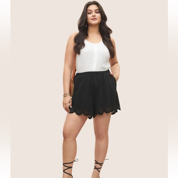 BloomChic Plus Size XL Laser Cut Elastic Waist Scalloped Trim Shorts us14-16 - Picture 3 of 7